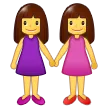 手を繋いでいる2人の女性