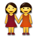 手を繋いでいる2人の女性