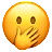 目を開けて口に手を当てた顔
