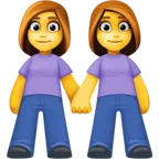 手を繋いでいる2人の女性