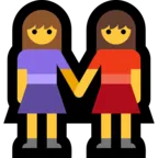 手を繋いでいる2人の女性
