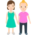 手を繋いでいる2人の女性
