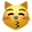 Face de chat embrassant les yeux fermés